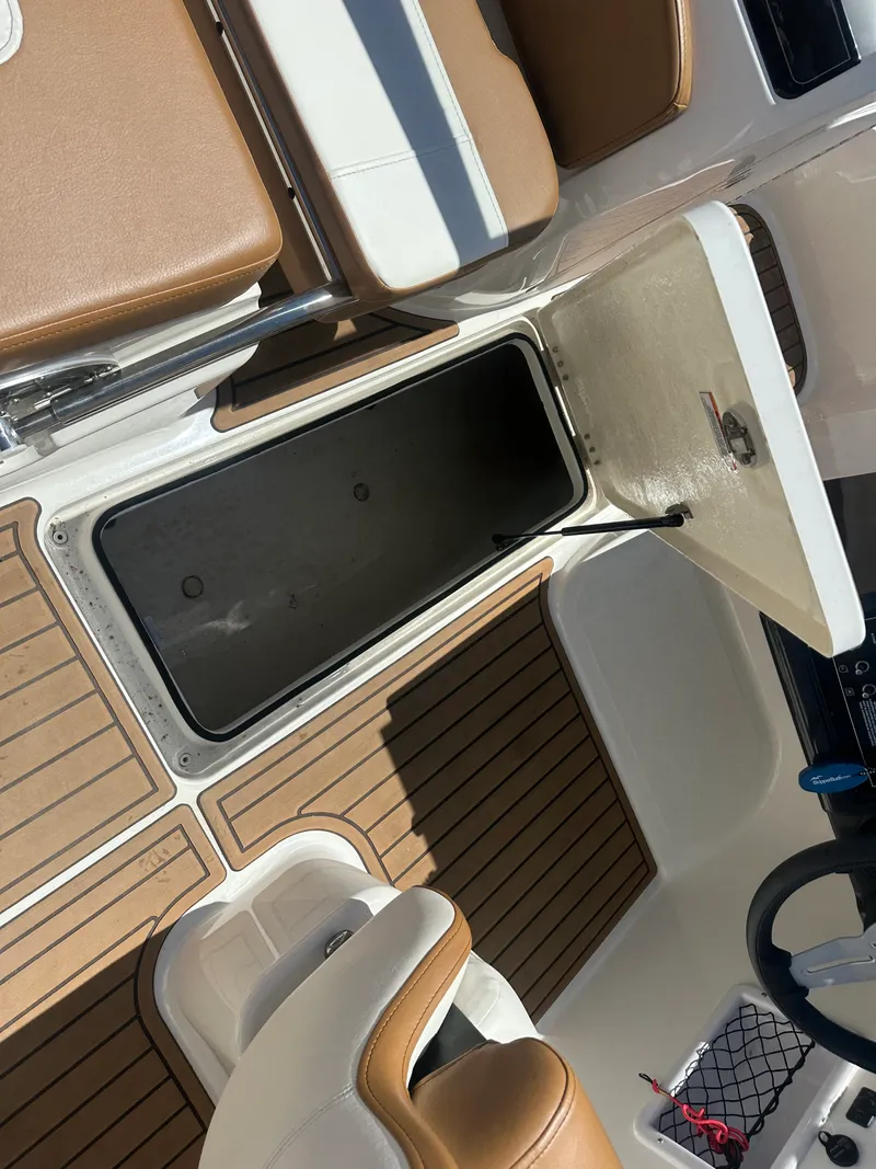 Slide: The Image of Bayliner VR5 Bowrider I/O 2022 - 13