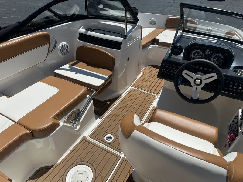 Slide: The Image of Bayliner VR5 Bowrider I/O 2022 - 14