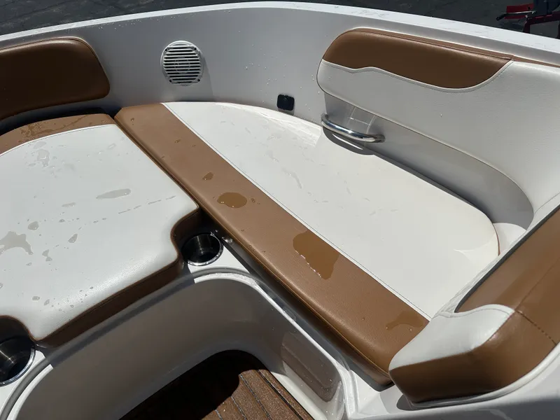 Slide: The Image of Bayliner VR5 Bowrider I/O 2022 - 15