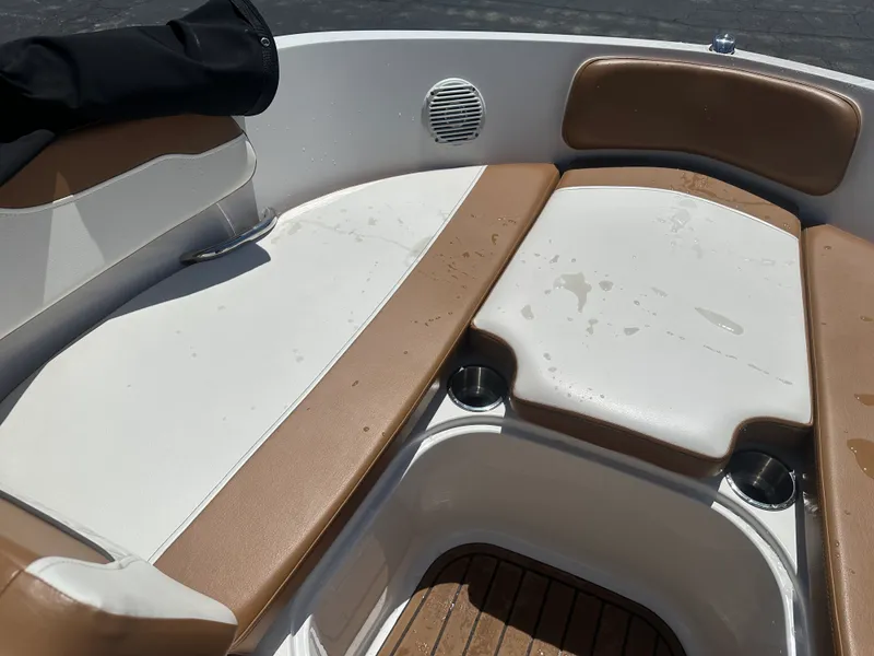 Slide: The Image of Bayliner VR5 Bowrider I/O 2022 - 16