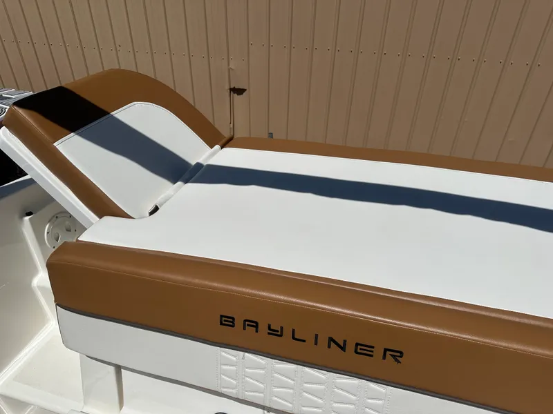 Slide: The Image of Bayliner VR5 Bowrider I/O 2022 - 17