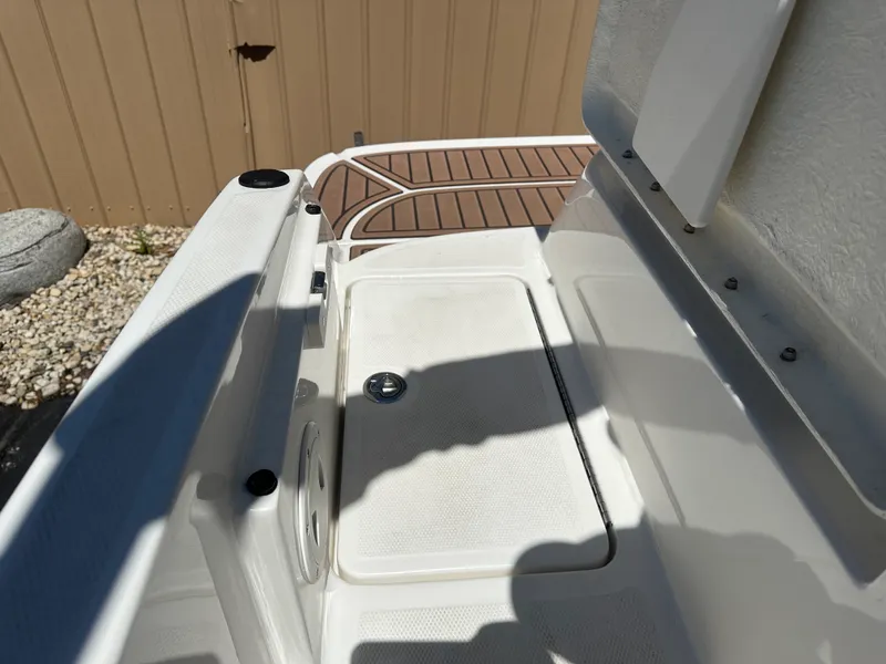 Slide: The Image of Bayliner VR5 Bowrider I/O 2022 - 18