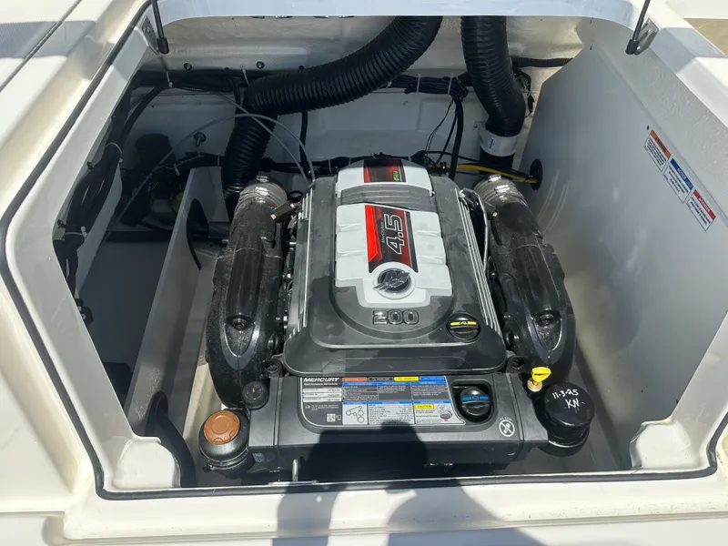 Slide: The Image of Bayliner VR5 Bowrider I/O 2022 - 19