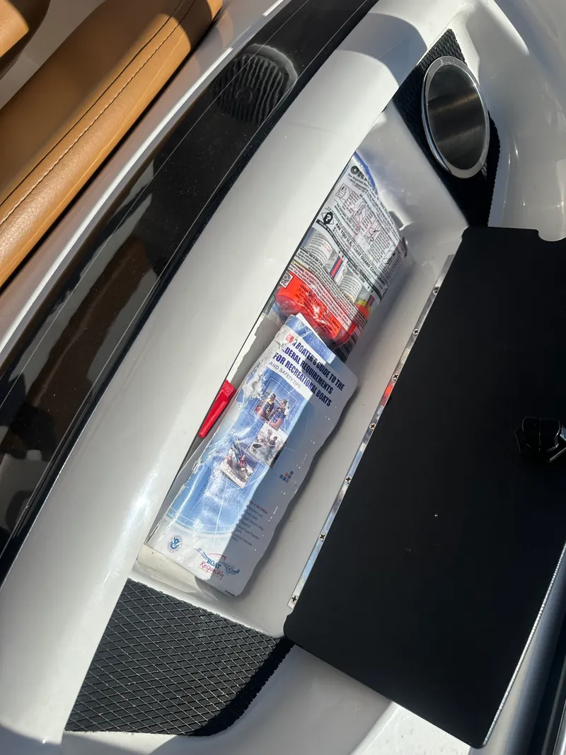 Slide: The Image of Bayliner VR5 Bowrider I/O 2022 - 20
