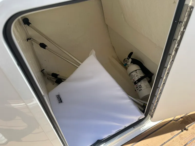 Slide: The Image of Bayliner VR5 Bowrider I/O 2022 - 21