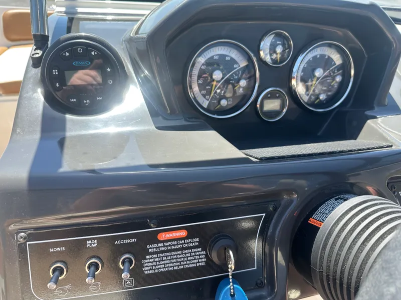 Slide: The Image of Bayliner VR5 Bowrider I/O 2022 - 3
