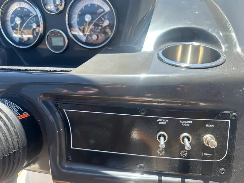 Slide: The Image of Bayliner VR5 Bowrider I/O 2022 - 4