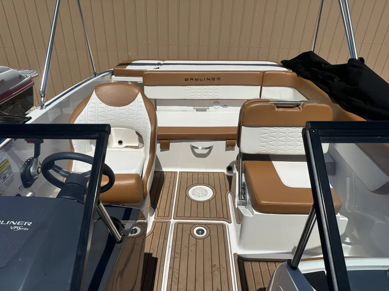 Slide: The Image of Bayliner VR5 Bowrider I/O 2022 - 6