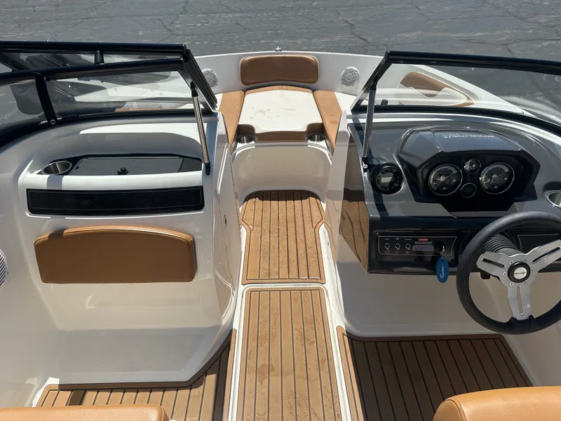 Slide: The Image of Bayliner VR5 Bowrider I/O 2022 - 7