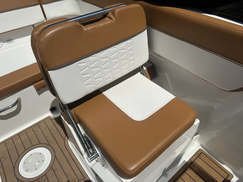 Slide: The Image of Bayliner VR5 Bowrider I/O 2022 - 8