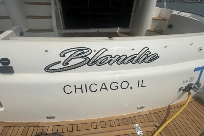 Slide: The Image of Viking 52 FLYBRIDGE 1998 - 13