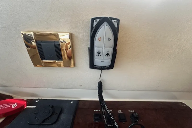 Slide: The Image of Viking 52 FLYBRIDGE 1998 - 37