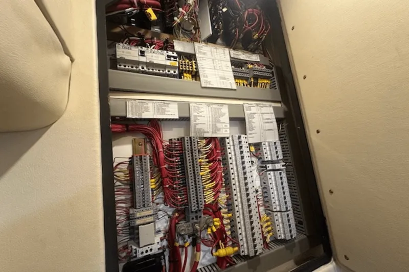 Slide: The Image of Viking 52 FLYBRIDGE 1998 - 46