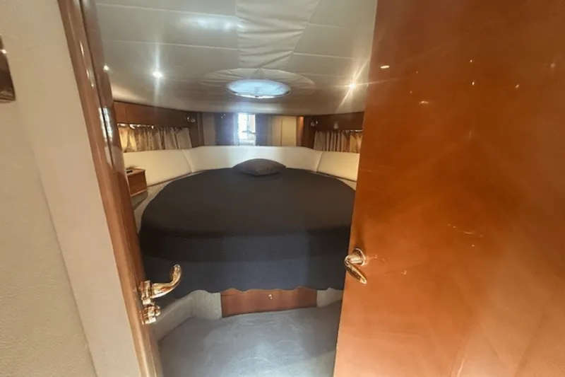 Slide: The Image of Viking 52 FLYBRIDGE 1998 - 48