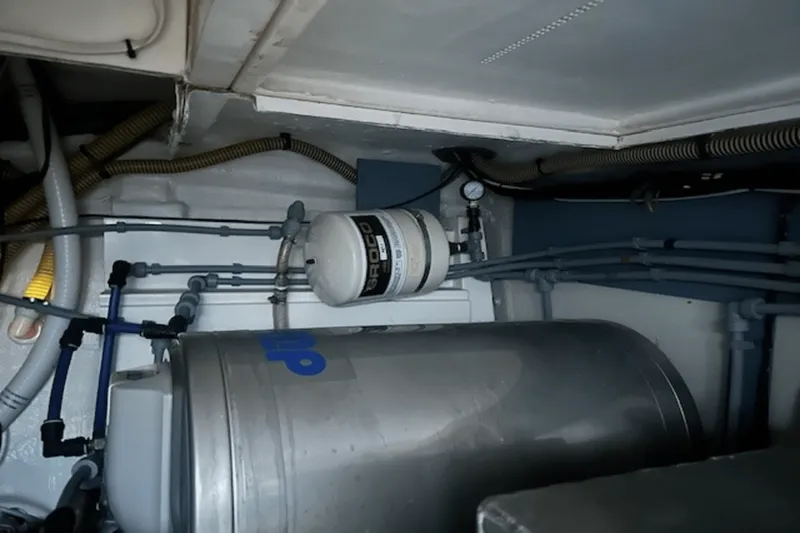 Slide: The Image of Viking 52 FLYBRIDGE 1998 - 58