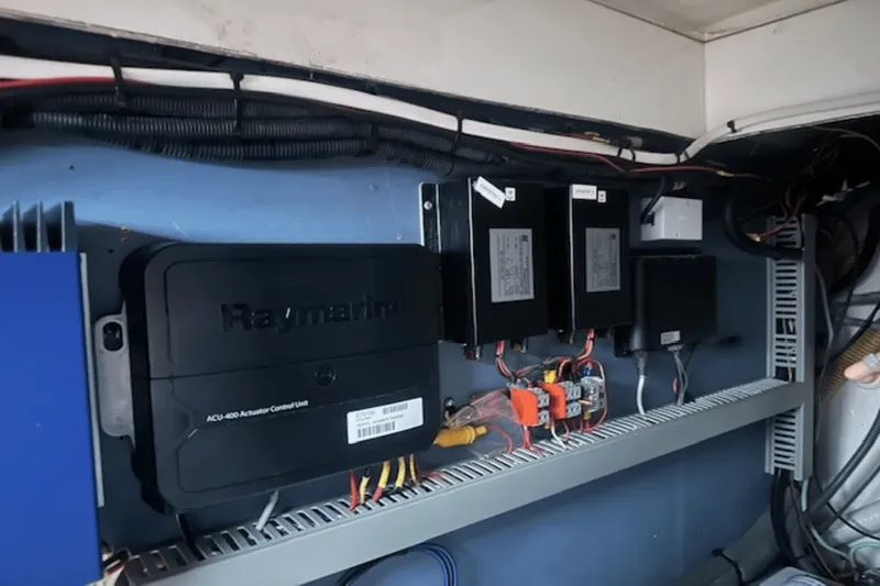 Slide: The Image of Viking 52 FLYBRIDGE 1998 - 60