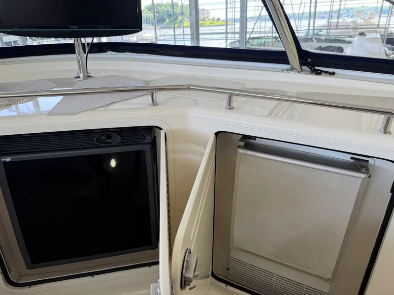 Slide: The Image of Sea Ray 550 SEDAN BRIDGE 2005 - 18