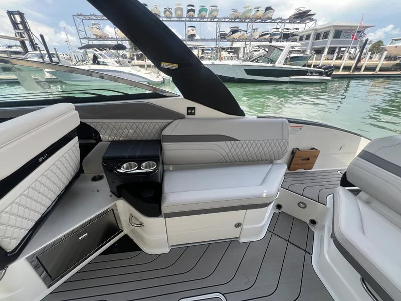 Slide: The Image of Sea Ray SLX 280 Outboard 2026 - 32