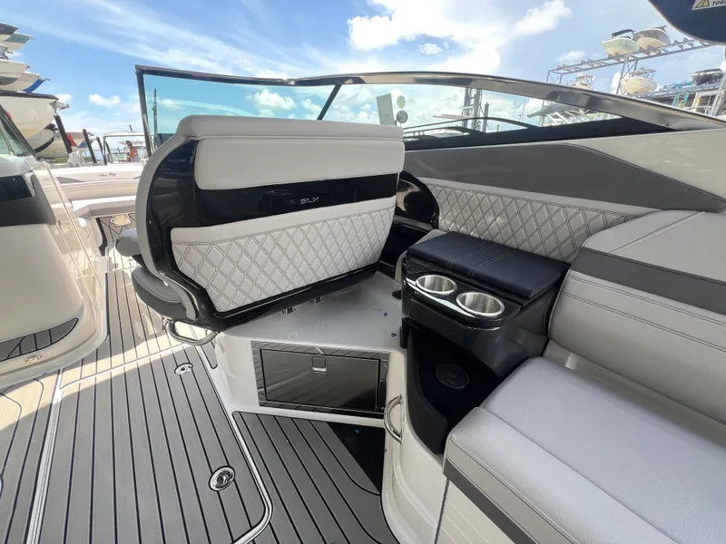 Slide: The Image of Sea Ray SLX 280 Outboard 2026 - 36