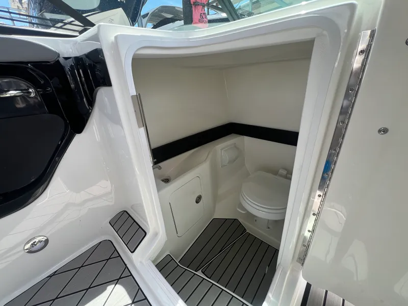 Slide: The Image of Sea Ray SLX 280 Outboard 2026 - 43