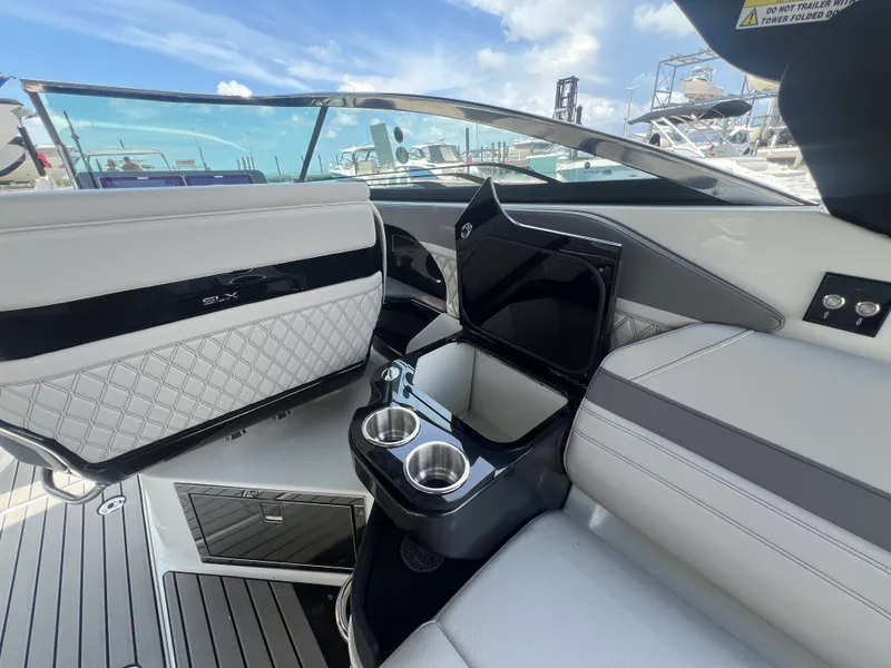 Slide: The Image of Sea Ray SLX 280 Outboard 2026 - 59