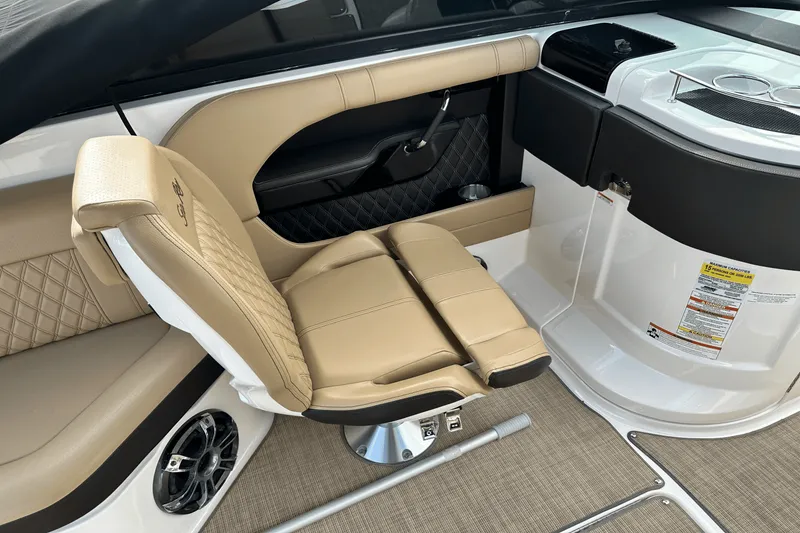 Slide: The Image of Sea Ray 250 SLX 2019 - 10