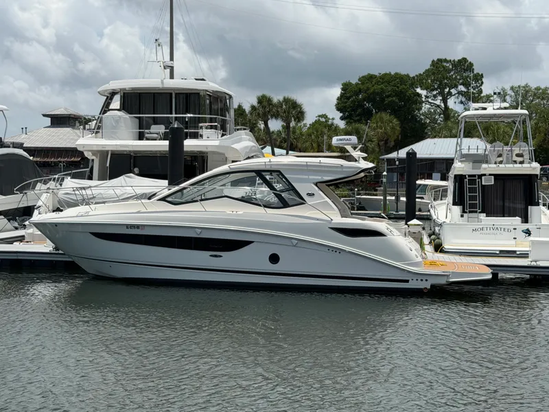 Slide: The Image of Sea Ray Sundancer 350 Coupe 2019 - 1