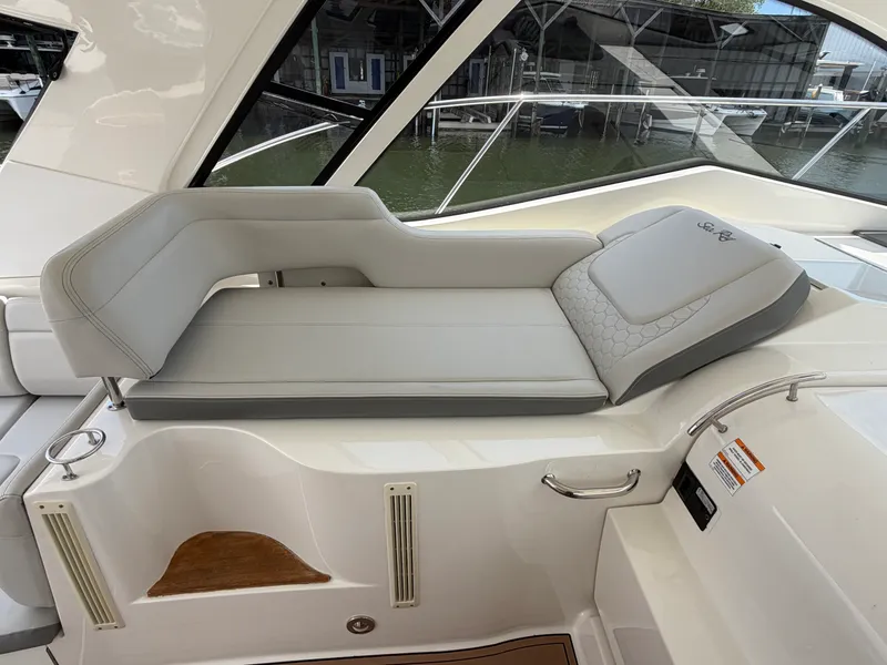 Slide: The Image of Sea Ray Sundancer 350 Coupe 2019 - 10