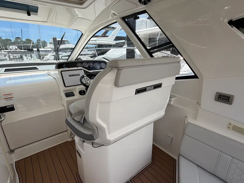 Slide: The Image of Sea Ray Sundancer 350 Coupe 2019 - 11
