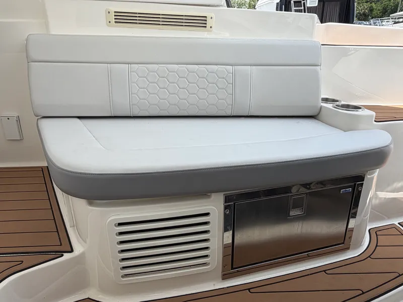 Slide: The Image of Sea Ray Sundancer 350 Coupe 2019 - 13