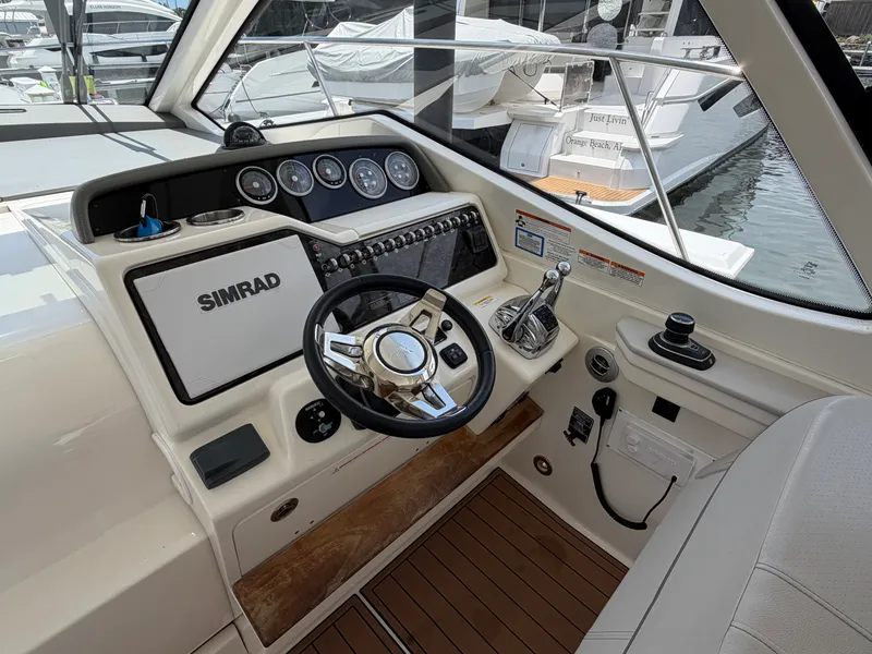 Slide: The Image of Sea Ray Sundancer 350 Coupe 2019 - 15