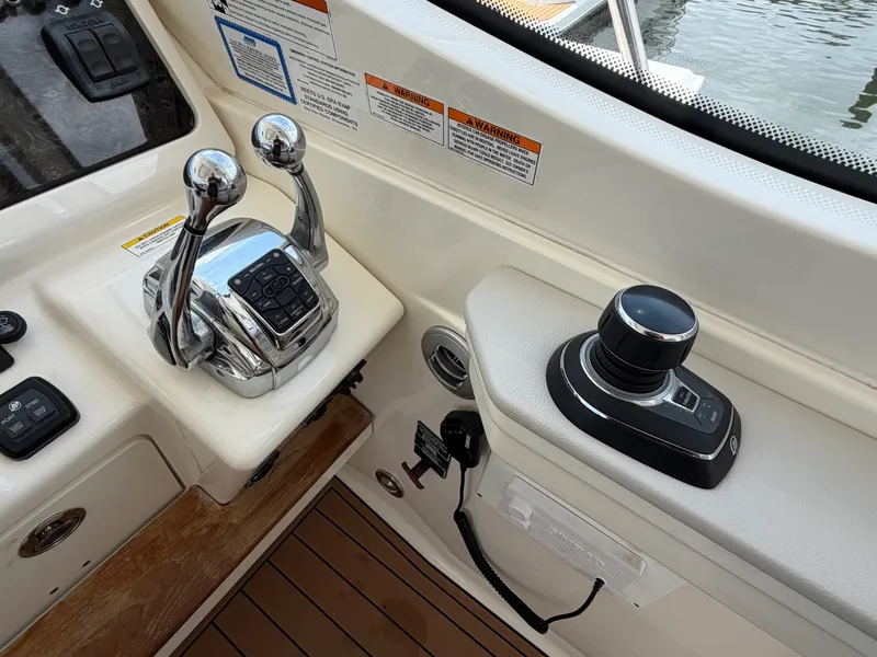 Slide: The Image of Sea Ray Sundancer 350 Coupe 2019 - 16