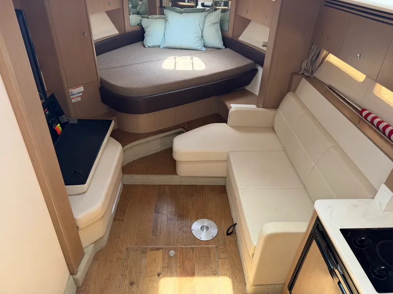 Slide: The Image of Sea Ray Sundancer 350 Coupe 2019 - 18