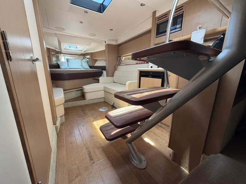 Slide: The Image of Sea Ray Sundancer 350 Coupe 2019 - 20