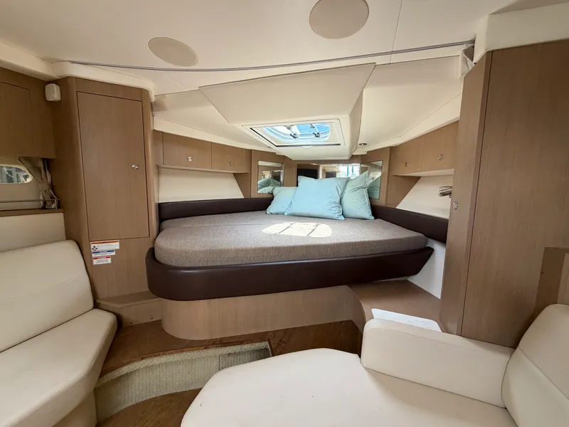 Slide: The Image of Sea Ray Sundancer 350 Coupe 2019 - 21