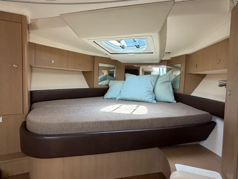 Slide: The Image of Sea Ray Sundancer 350 Coupe 2019 - 22