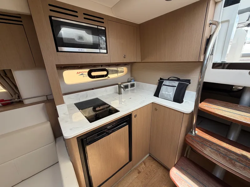 Slide: The Image of Sea Ray Sundancer 350 Coupe 2019 - 23