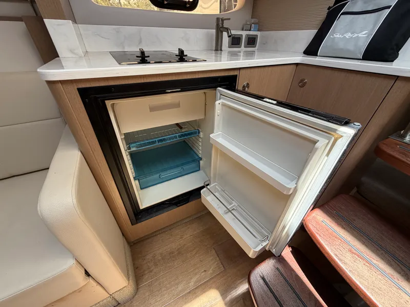 Slide: The Image of Sea Ray Sundancer 350 Coupe 2019 - 24