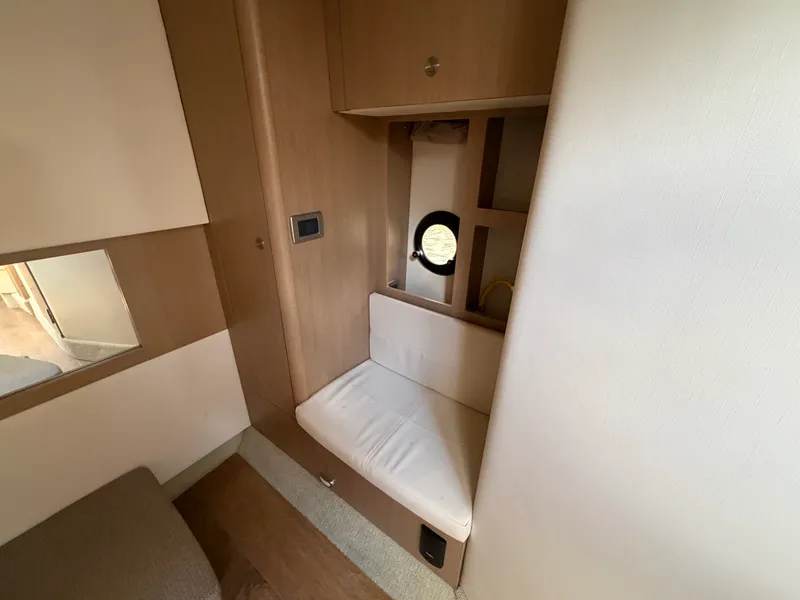 Slide: The Image of Sea Ray Sundancer 350 Coupe 2019 - 25