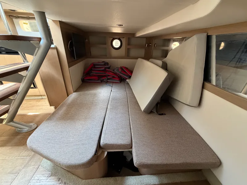 Slide: The Image of Sea Ray Sundancer 350 Coupe 2019 - 26