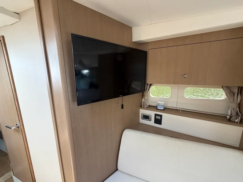 Slide: The Image of Sea Ray Sundancer 350 Coupe 2019 - 30