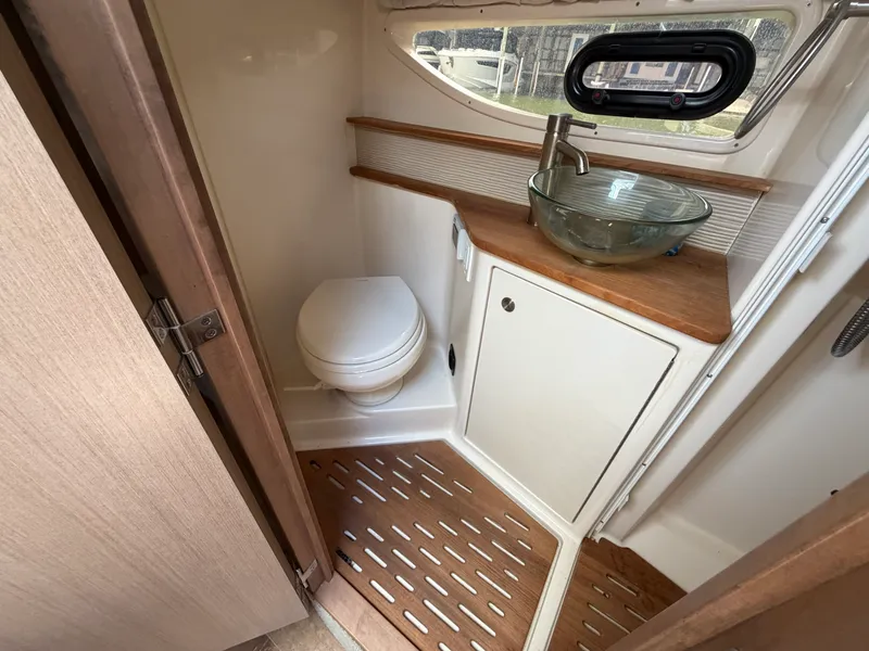 Slide: The Image of Sea Ray Sundancer 350 Coupe 2019 - 32