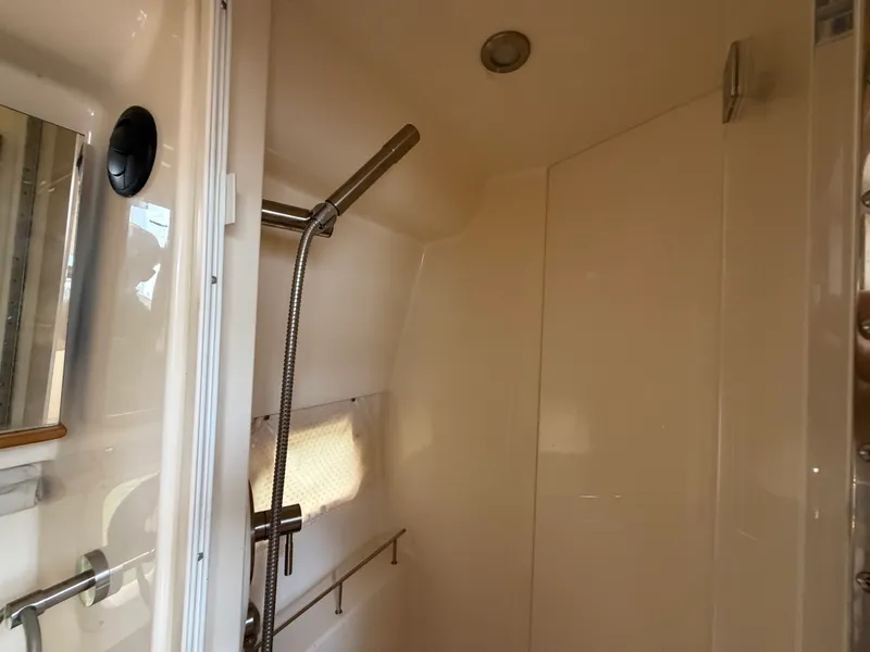 Slide: The Image of Sea Ray Sundancer 350 Coupe 2019 - 33