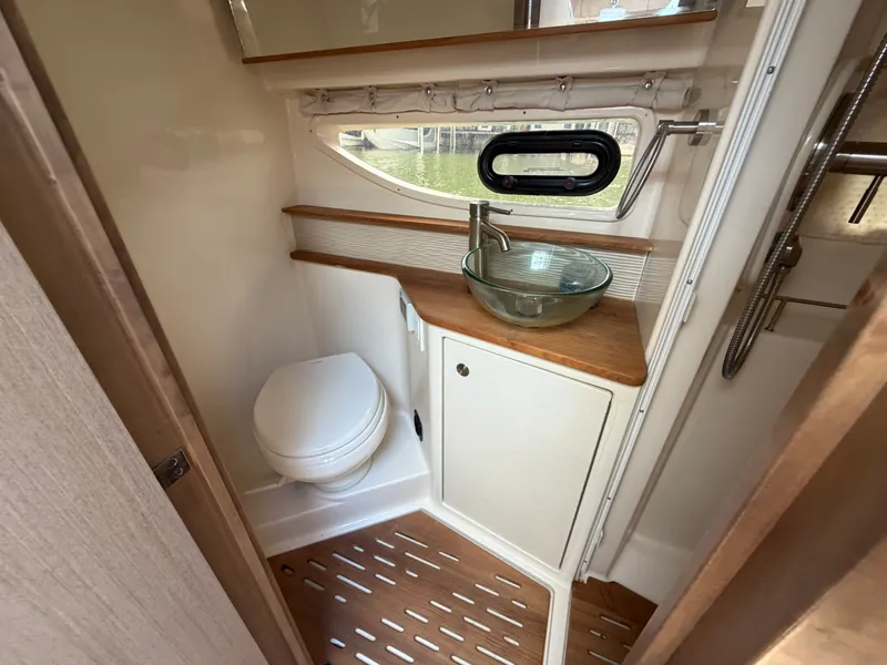 Slide: The Image of Sea Ray Sundancer 350 Coupe 2019 - 34