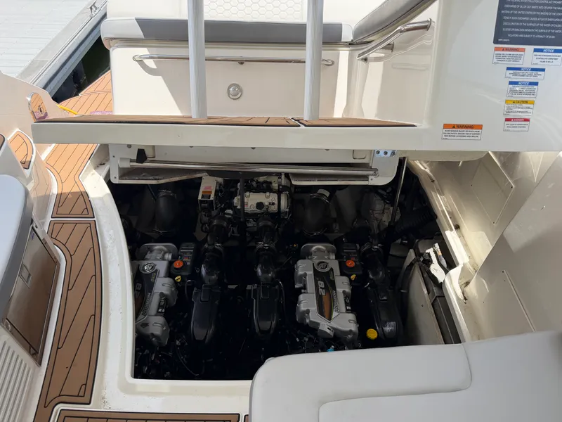 Slide: The Image of Sea Ray Sundancer 350 Coupe 2019 - 37