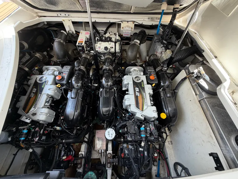 Slide: The Image of Sea Ray Sundancer 350 Coupe 2019 - 38
