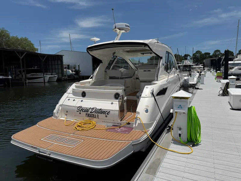 Slide: The Image of Sea Ray Sundancer 350 Coupe 2019 - 4