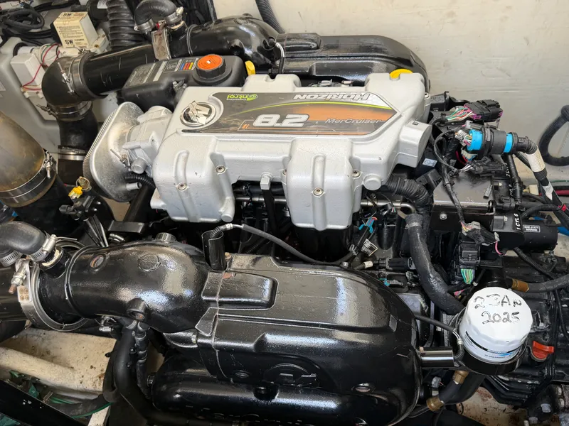 Slide: The Image of Sea Ray Sundancer 350 Coupe 2019 - 42