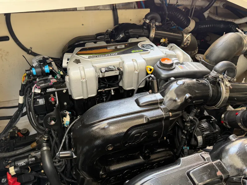 Slide: The Image of Sea Ray Sundancer 350 Coupe 2019 - 43