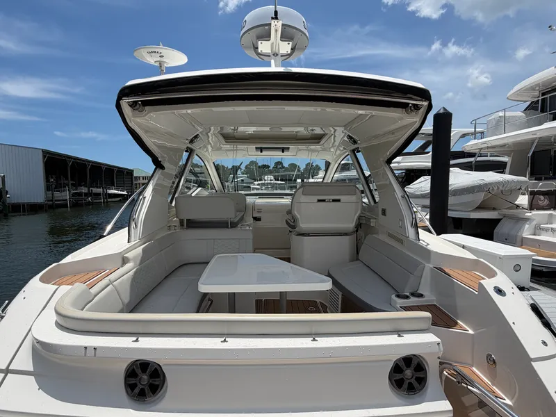 Slide: The Image of Sea Ray Sundancer 350 Coupe 2019 - 6